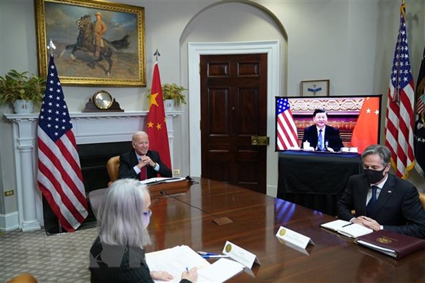  Tổng thống Mỹ Joe Biden (thứ 2, trái) và Chủ tịch Trung Quốc Tập Cận Bình (trên màn hình) tại hội nghị thượng đỉnh trực tuyến, ở Nhà Trắng, Washington, DC, Mỹ, ngày 15-11. (Ảnh: AFP/TTXVN)