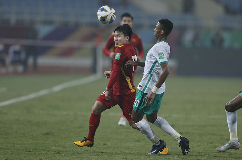 Đội tuyển Việt Nam nỗ lực hết mình trong trận đấu với Saudi Arabia. (Ảnh: VFF)