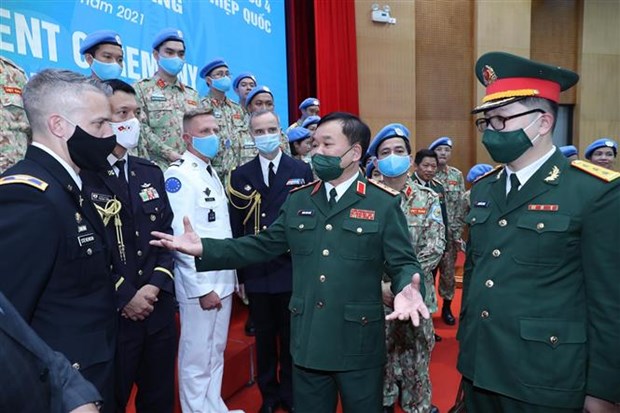 Thượng tướng Hoàng Xuân Chiến - Thứ trưởng Bộ Quốc phòng và tùy viên quân sự các nước tại Việt Nam tại lễ ra mắt. (Ảnh: Trọng Đức/TTXVN)