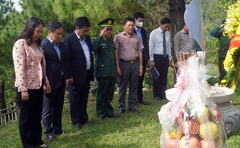 Đồng chí Phó Chủ tịch nước Võ Thị Ánh Xuân và đoàn công tác viếng mộ Đại tướng Võ Nguyên Giáo