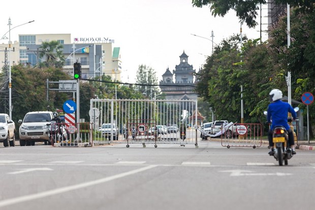 Phong tỏa một tuyến đường để ngăn chặn sự lây lan của dịch COVID-19 ở thủ đô Vientiane của Lào. (Ảnh: THX/TTXVN)