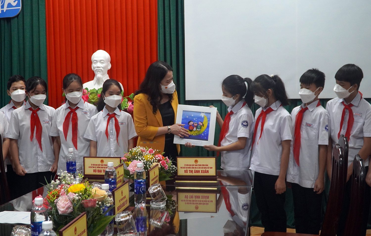 Đồng chí Phó Chủ tich nước Võ Thị Ánh Xuân chụp ảnh lưu niệm cùng các cháu tại Làng trẻ em SOS