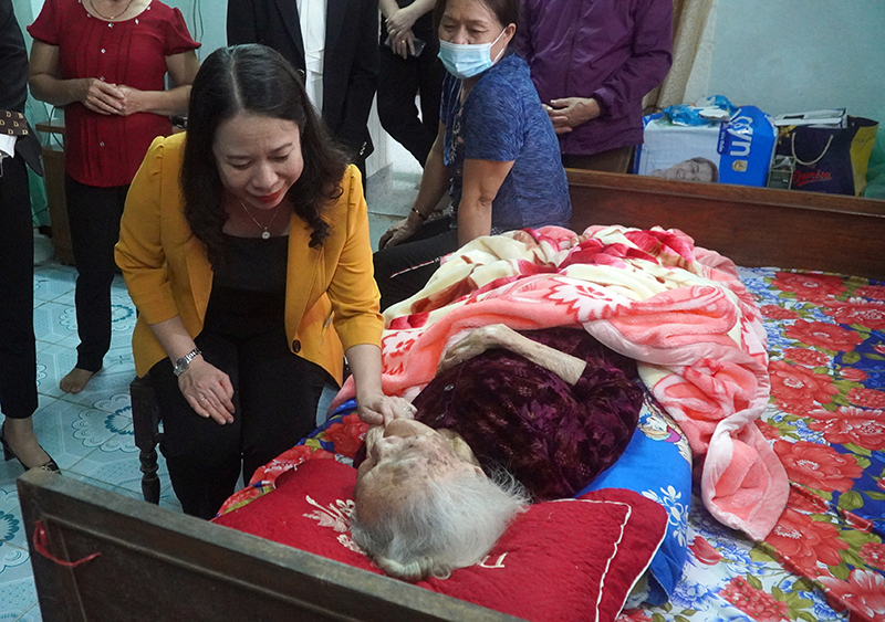 Đồng chí Phó Chủ tịch nước Võ Thị Ánh Xuân thăm Mẹ VNAH Phạm Thị Đít