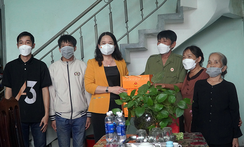 Phó Chủ tịch nước Võ Thị Ánh Xuân tặng quà và chụp ảnh lưu niệm cùng gia đình thương binh Ngô Thanh Huân