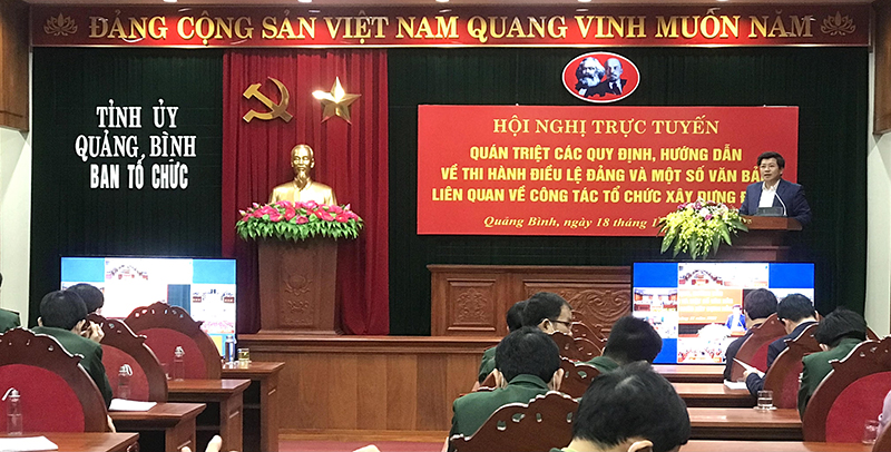 Đồng chí Trưởng ban Tổ chức Tỉnh ủy Trần Vũ Khiêm phát biểu tại hội nghị.