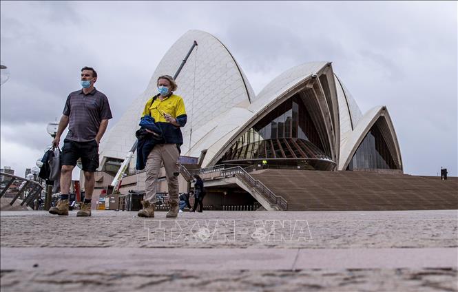  Người dân đeo khẩu trang phòng dịch COVID-19 tại Sydney, Australia, ngày 11-10-2021. Ảnh: THX/TTXVN