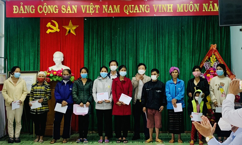 Đồng chí Trưởng ban Tuyên giáo Tỉnh ủy Cao Văn Định tặng quà cho các hộ dân có hoàn cảnh khó khăn.