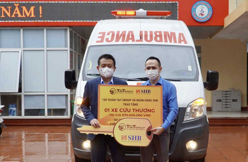 CDC Quảng Bình tiếp nhận xe cứu thương từ T&T Group và Ngân hàng SHB trao tặng vào chiều 18-11.