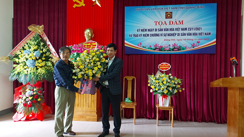 Đồng chí Phó Chủ tịch UBND tỉnh Hồ An Phong tặng hoa chúc mừng hội di sản