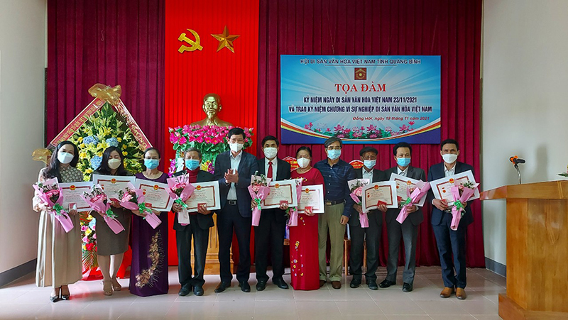 Đồng chí Phó Chủ tịch UBND tỉnh Hồ An Phong tặng kỷ niệm chương của Hội Di sản Văn hóa Việt Nam cho các cá nhân.