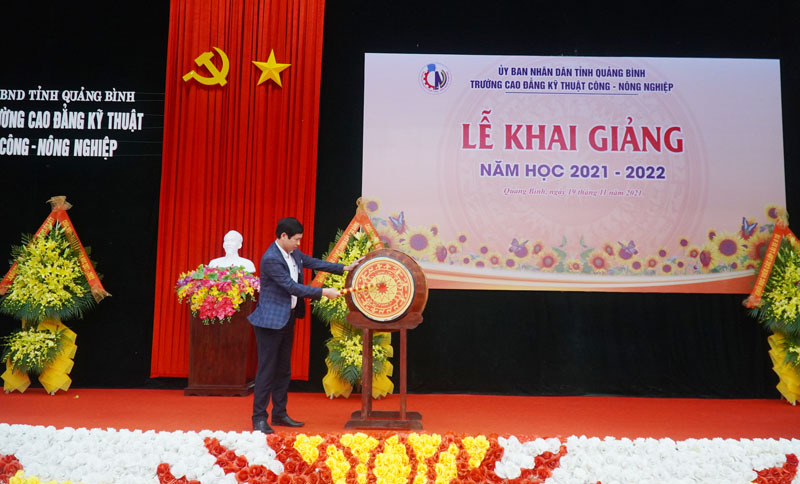 Đồng chí Phó Chủ tịch UBND tỉnh đánh trống khai giảng năm học mới 2021-2022 của Trường CĐ KTC-NN Quảng Bình.
