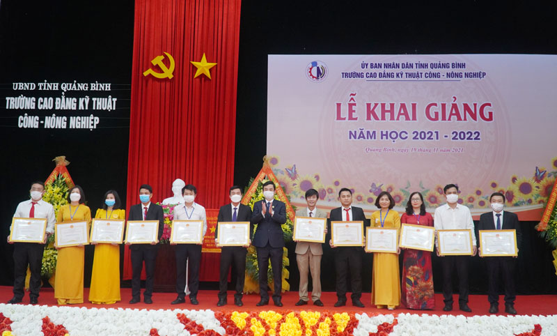 Đồng chí Đào Hoài Linh, Hiệu trưởng nhà trường thừa ủy quyền của UBND tỉnh trao các danh hiệu thi đua cho các tập thể và cá nhân có thành tích xuất sắc trong năm học 2020-2021.