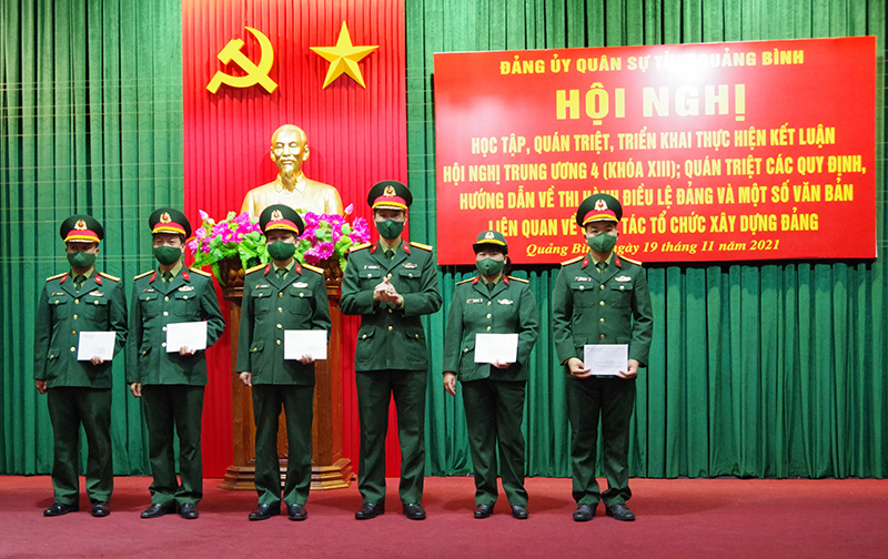 Đại tá Đinh Xuân Hướng, Phó Bí thư Đảng ủy, Chính ủy Bộ CHQS tỉnh trao thưởng cho các tập thể, cá nhân.