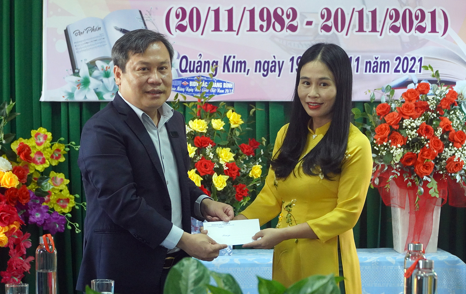 Đồng chí Bí thư Tỉnh ủy Vũ Đại Thắng tặng quà cho cán bộ, giáo viên Trường THCS Quảng Kim.
