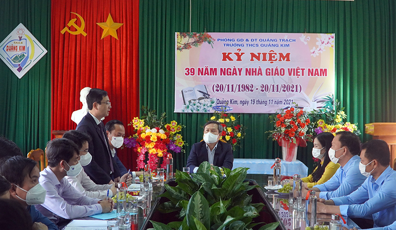 Đồng chí Giám đốc Sở GD-ĐT Nguyễn Ngọc Tuấn chúc mừng các thầy cô giáo Trường THCS Quảng Kim.