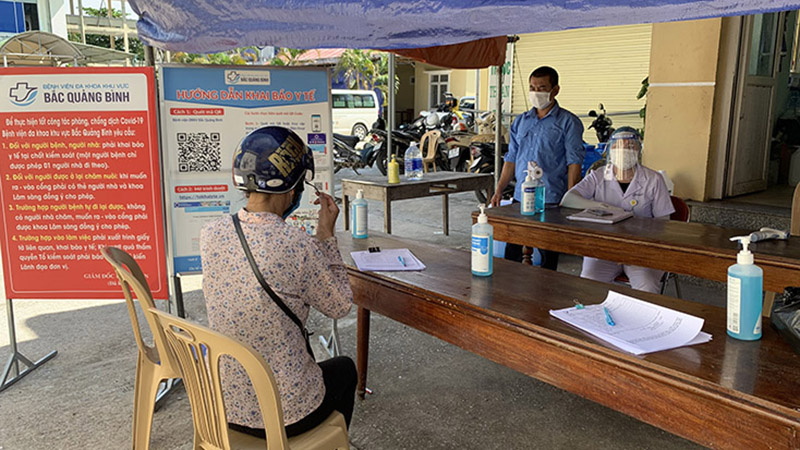 Người nhà và bệnh nhân khai báo y tế và test nhanh Covid-19 trước khi vào Bệnh viện ĐKKV Bắc Quảng Bình 