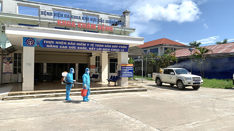 Bệnh viện ĐKKV Bắc Quảng Bình thường xuyên khử trùng để bảo đảm các nguyên tắc phòng, chống dịch 