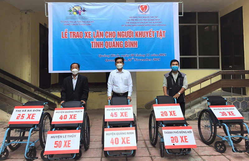 Các đơn vị đại diện của huyện, thị, thành phố tham gia tiếp nhận xe lăn cho người khuyết tật tại địa phương