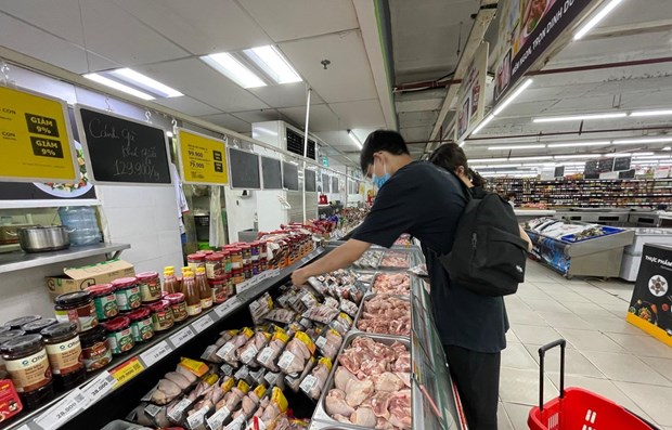 Người dân mua hàng tại siêu thị. (Ảnh: Vietnam+)