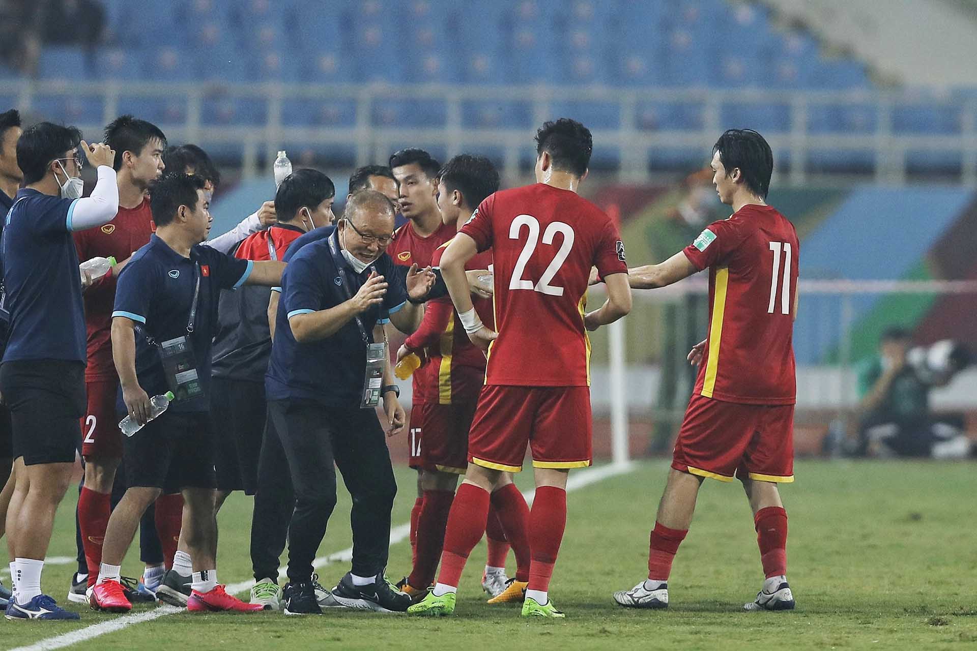 Thầy trò HLV Park Hang-seo trên sân Mỹ Đình, hôm 16/11, gặp Saudi Arabia. (Ảnh: VFF)