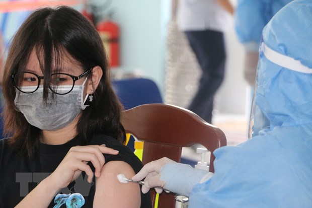 Tiêm vaccine cho học sinh tại Trung tâm kiểm soát bệnh tật tỉnh Bạc Liêu. (Ảnh: Tuấn Kiệt/TTXVN)