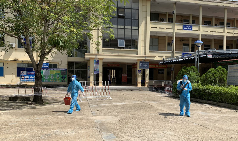 Bệnh viện ĐKKVBQB nhanh chóng khử khuẩn, làm sạch bệnh viện nhằm giảm thiểu tối đa nguy cơ cho người bệnh.