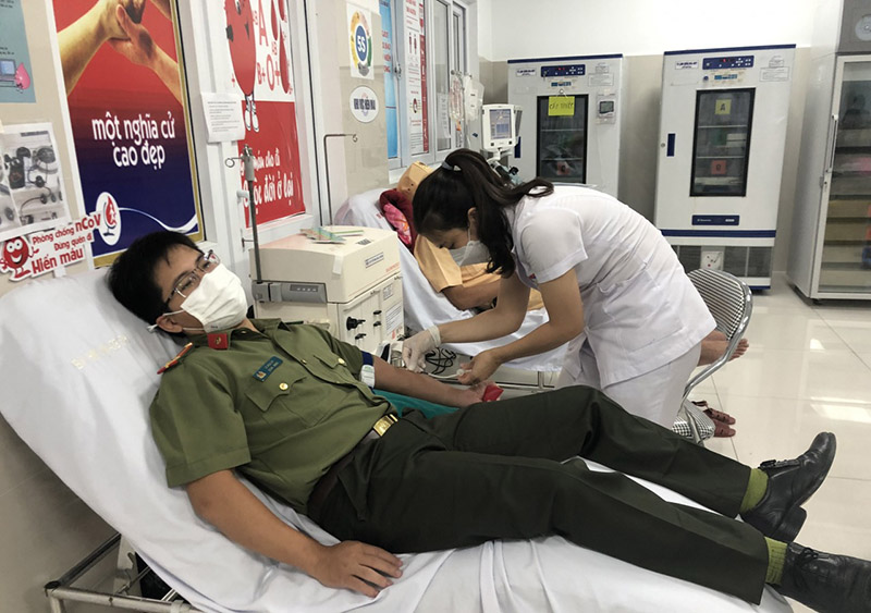 Cán bộ, chiến sỹ Công an Quảng Bình kịp thời hiến máu để cấp cứu người bệnh trong mùa dịch.