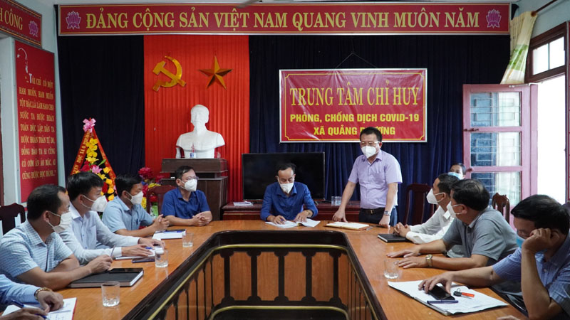 Lãnh đạo CDC Quảng Bình và huyện Quảng Trạch họp khẩn tại xã Quảng Phương để bàn phương án phòng, chống dịch Covid-19. 