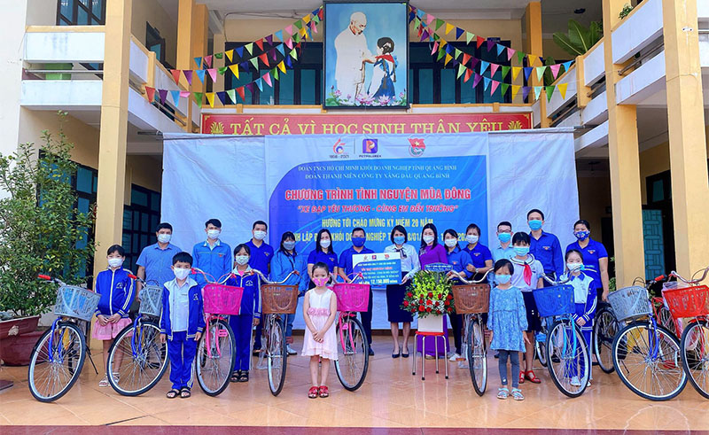 Đoàn thanh niên Công ty Xăng dầu Quảng Bình trao tặng xe đạp cho các em học sinh có hoàn cảnh khó khăn ở Đồng Hải