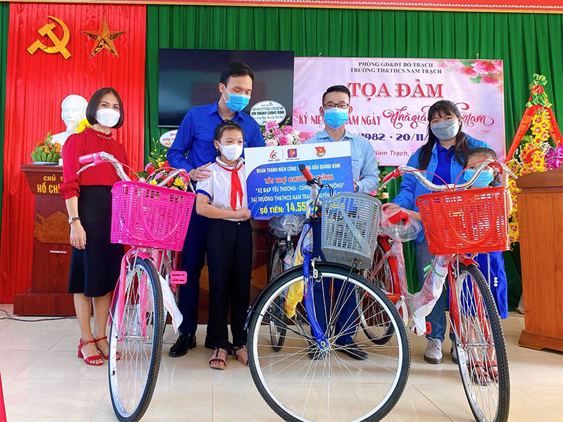 Đoàn thanh niên Công ty Xăng dầu Quảng Bình trao tặng xe đạp cho các em học sinh có hoàn cảnh khó khăn ở Nam Trạch
