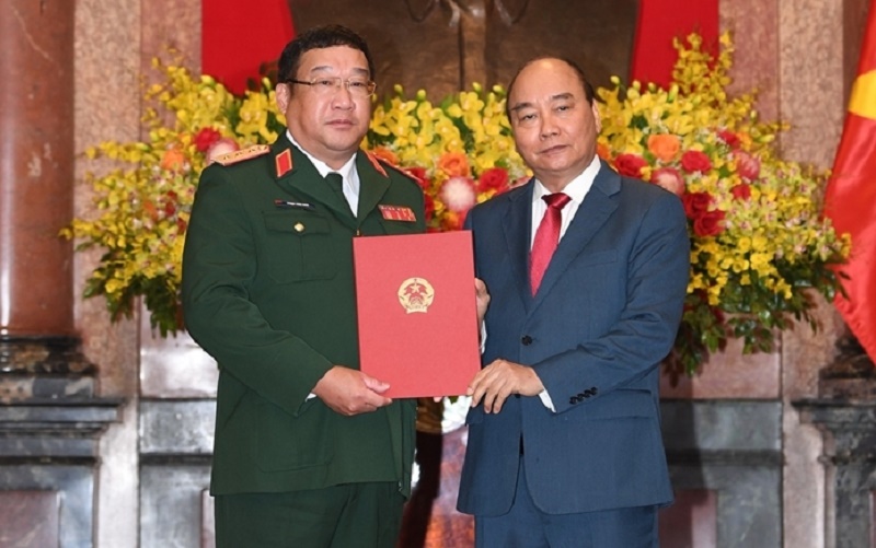 Chủ tịch nước Nguyễn Xuân Phúc trao Quyết định thăng quân hàm Thượng tướng cho Thứ trưởng Quốc phòng Phạm Hoài Nam. (Ảnh: QĐND)