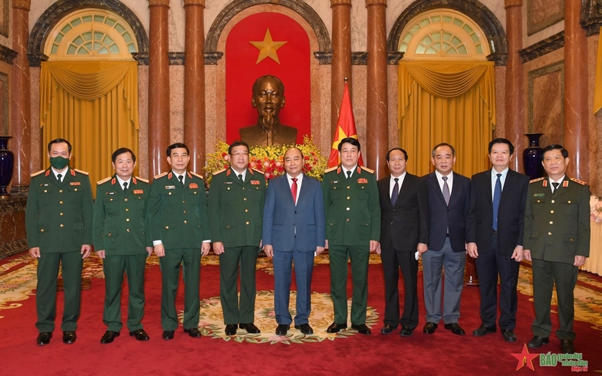  Chủ tịch nước Nguyễn Xuân Phúc, lãnh đạo Bộ Quốc phòng và các ban, ngành chúc mừng Thượng tướng Phạm Hoài Nam. (Ảnh: QĐND)