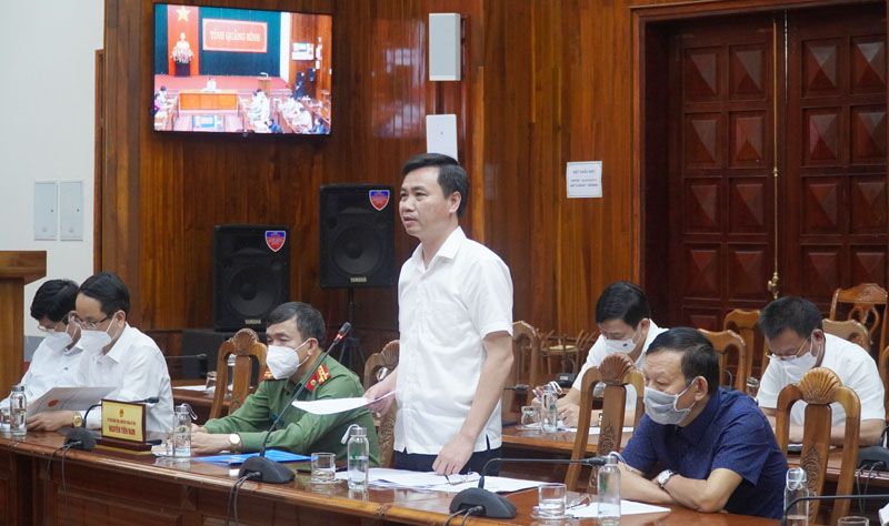 Đồng chí Giám đốc Sở Y tế Nguyễn Đức Cường trao đổi những vấn đề liên quan đến công tác phòng chống dịch.
