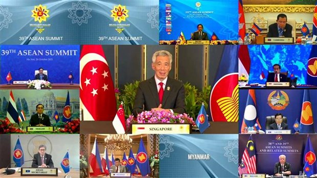  Thủ tướng Singapore Lý Hiển Long (giữa) tham dự Hội nghị cấp cao ASEAN theo hình thức trực tuyến, ngày 26-10. (Ảnh: AFP/TTXVN)
