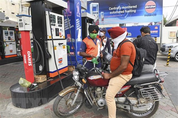 Bơm xăng cho phương tiện tại một trạm xăng ở Amritsar, Ấn Độ. (Ảnh: AFP/TTXVN)