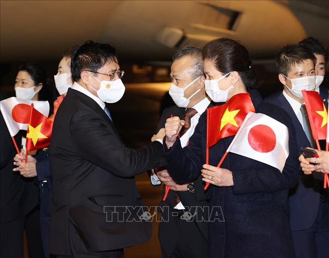 Cán bộ, nhân viên Đại sứ quán Việt Nam tại Nhật Bản đón Thủ tướng Phạm Minh Chính tại Sân bay quốc tế Haneda. Ảnh: Dương Giang/TTXVN