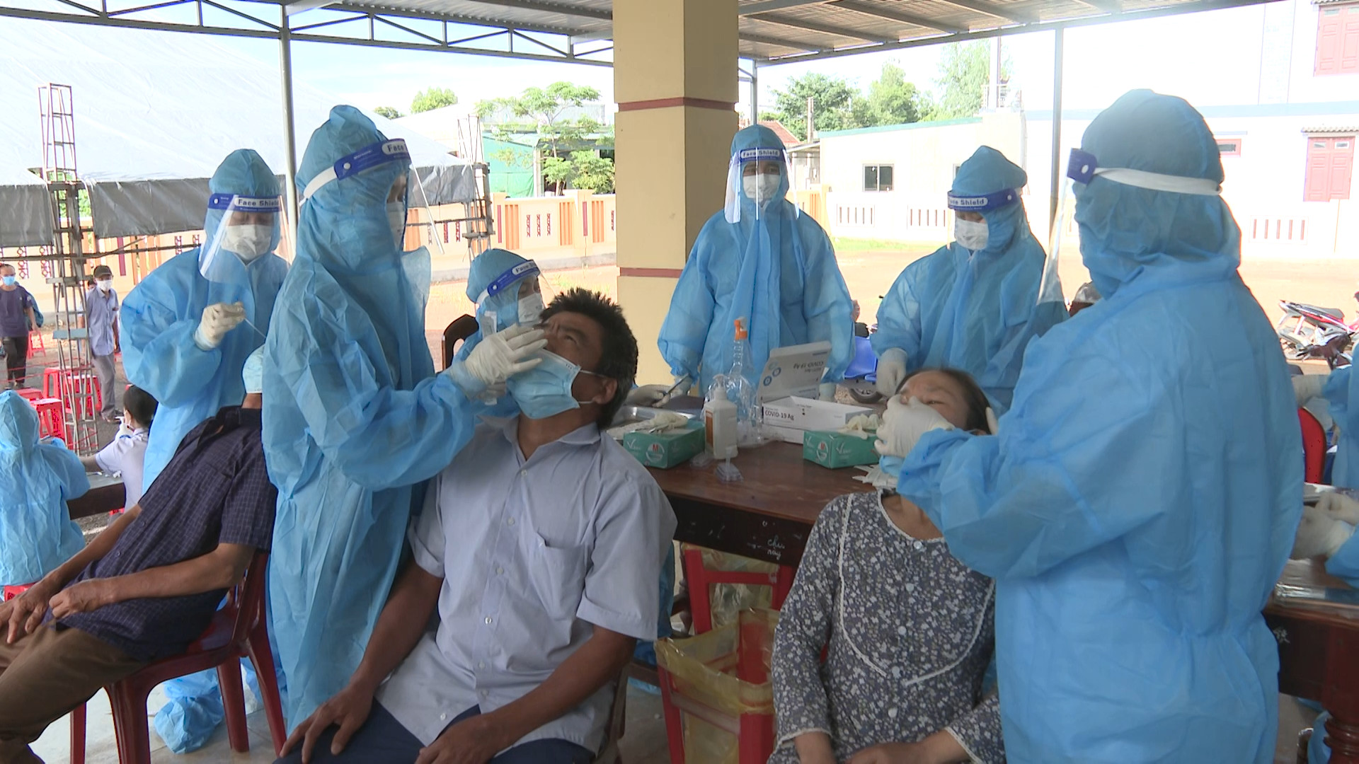 Lực lượng y tế huyện Quảng Trạch tập trung lấy mẫu cho người dân trên địa bàn huyện.