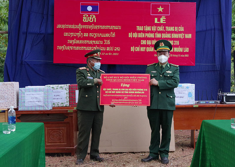 Đại tá Trịnh Thanh Bình, Chỉ huy trưởng BCH Bộ đội Biên phòng Quảng Bình trao tặng vật chất, trang bị cho BCH Quân sự tỉnh Khăm Muộn.
