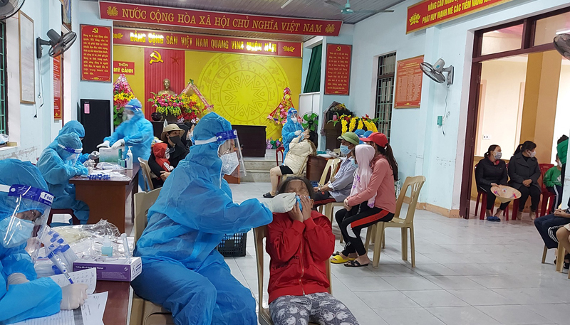 Lực lượng y tế lấy mẫu xét nghiệm ở các trường hợp liên quan ở xã Bảo Ninh.