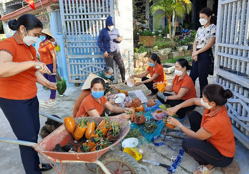 Hội viên phụ nữ xã Xuân Thủy tận dụng rác thải nhựa để trồng hoa