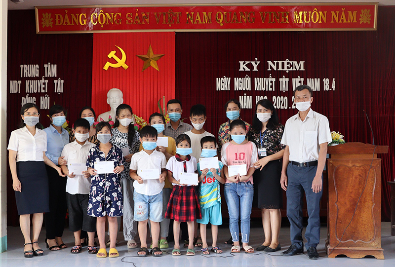  Nữ công PC Quảng Bình thăm, tặng quà cho các cháu tại Trung tâm nuôi dạy trẻ khuyết tật TP. Đồng Hới.