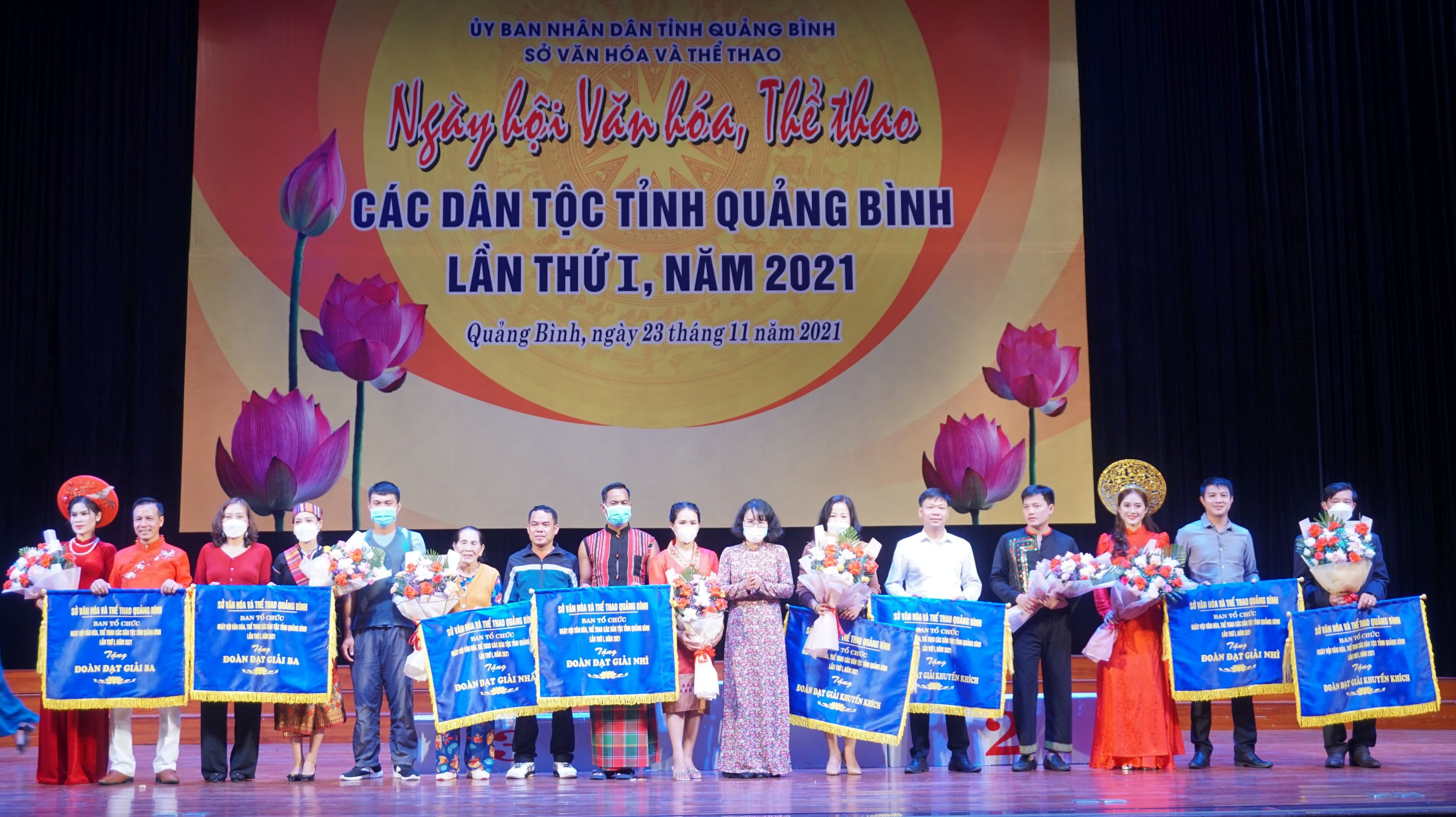 Ban tổ chức trao thưởng cho các đoàn tham gia Ngày hội VH-TT các dân tộc tỉnh Quảng Bình lần thứ nhất năm 2021