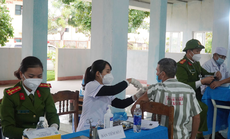 Tiêm vắc xin cho phạm nhân Trại giam Đồng Sơn.