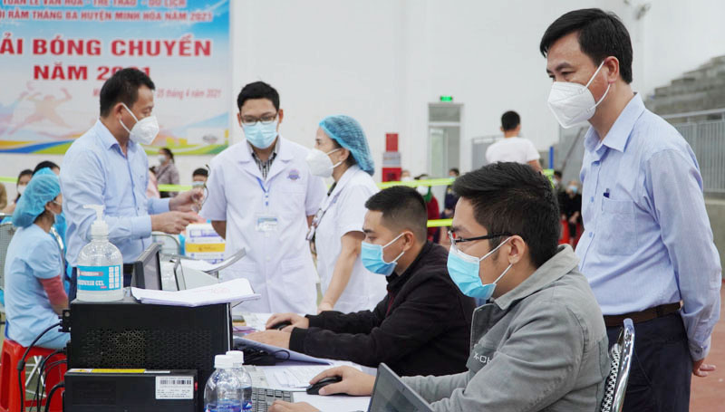 Lãnh đạo Sở Y tế kiểm tra công tác tiêm chủng vắc xin phòng Covid-19 tại huyện Minh Hóa.