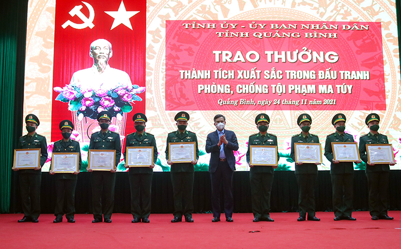 Đồng chí Chủ tịch UBND tỉnh Trần Thắng trao Bằng khen của UBND tỉnh cho các tập thể và cá nhân.