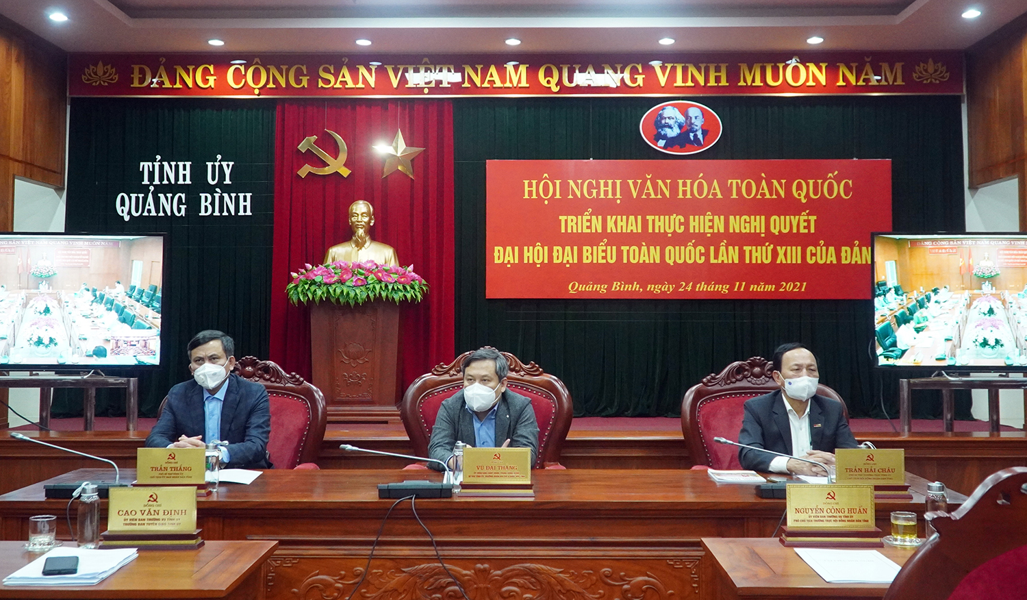 Các đồng chí trong Thường trực Tỉnh ủy chủ trì tại điểm cầu tỉnh Quảng Bình.
