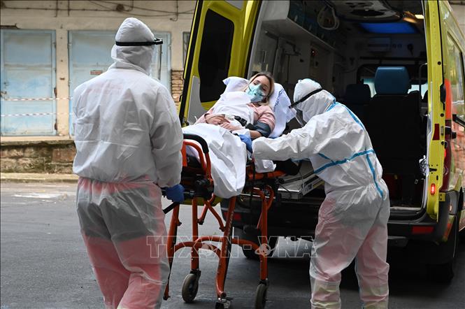  Nhân viên y tế chuyển bệnh nhân COVID-19 vào bệnh viện ở Budapest, Hungary ngày 27-8-2021. Ảnh: AFP/TTXVN