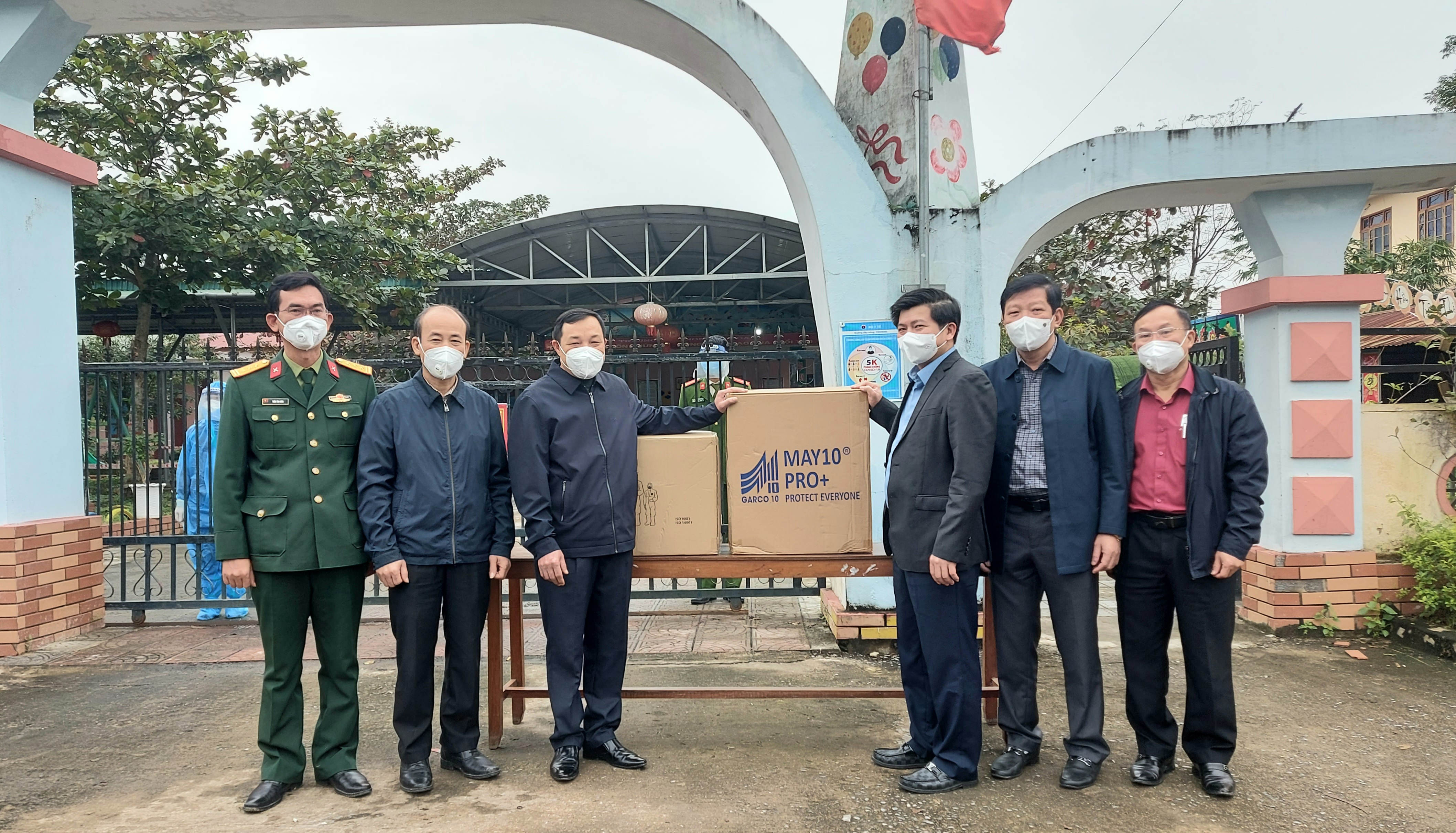 Đồng chí Trưởng ban Tổ chức Tỉnh ủy Trần Vũ Khiêm thăm, tặng quà tại Đơn nguyên điều trị Covid-19 ở Trường mầm non xã Sơn Hóa, huyện Tuyên Hóa.