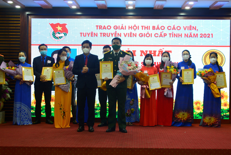 Đồng chí Đặng Đại Bàng, TUV, Bí thư Tỉnh đoàn trao giấy chứng nhận cho thí sinh đạt giải nhất.