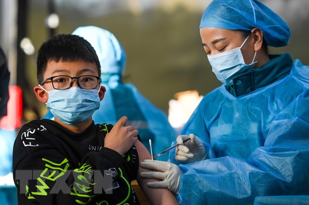Nhân viên y tế tiêm vaccine phòng COVID-19 cho trẻ em tại Khu tự trị Nội Mông, Trung Quốc, ngày 23-11-2021. (Ảnh: THX/TTXVN)
